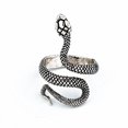 thumbnail image 1 of Anillo único con patrón de serpiente con patrón negro - plata ajustable talla única, 1 of 5