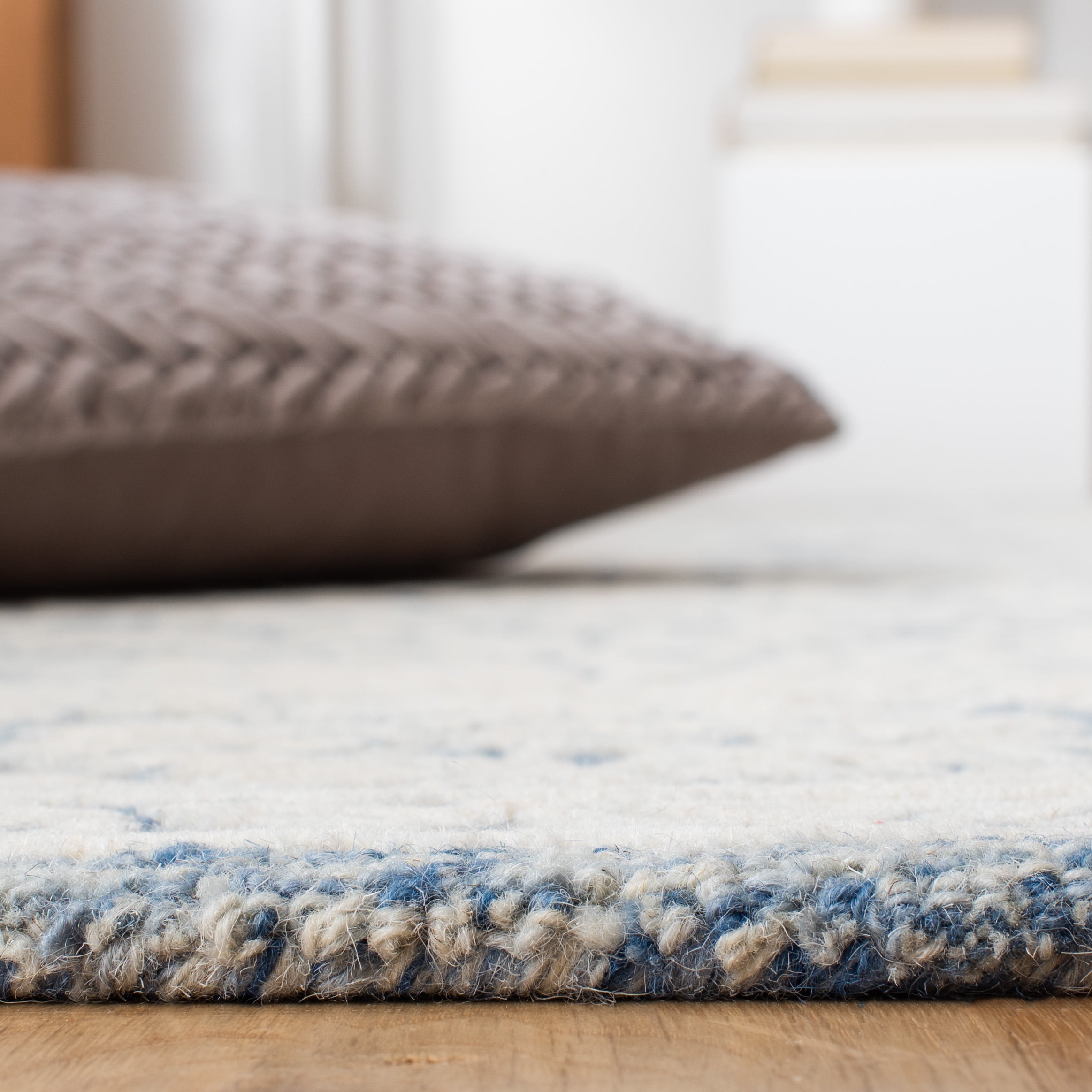 SAFAVIEH Metro Amias Medallion Area Rug, Blue/Ivory, 8' x 10'
