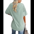 thumbnail image 3 of Camiseta Básica de Corta con Cuello en V, Color Verde Frijol, Talla M, 3 of 5