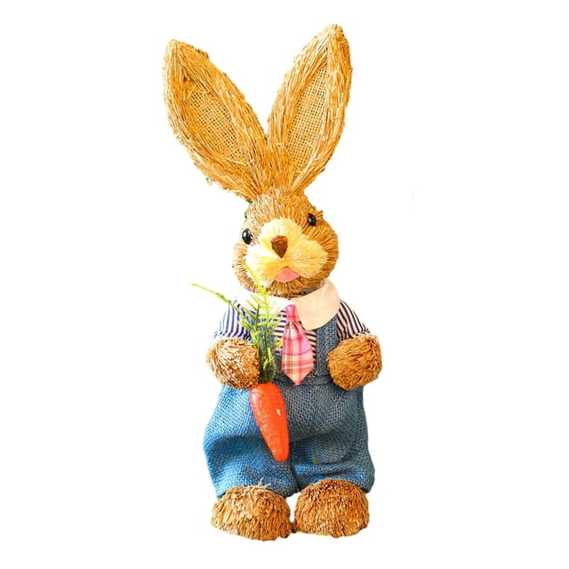 figura de paja sunnimix paquete de material de bricolaje estatua de conejo decoración de pascua estilo d Paquete DIY para crear una estatua de conejo de paja 15 x 35 cm; vista frontal centrada con orejas largas y cuerpo vestido con pantalones azules, camisa a rayas y corbata rosa, sostiene una zanahoria naranja. Ideal para manualidades familiares, decoración de mesa y actividades de Pascua.