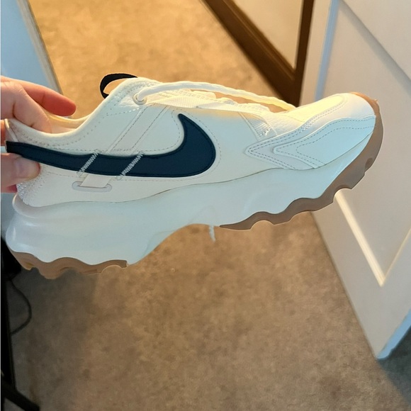 NIKE Wmns TC 7900 'Pale Ivory Armory Navy' - Walmart.ca