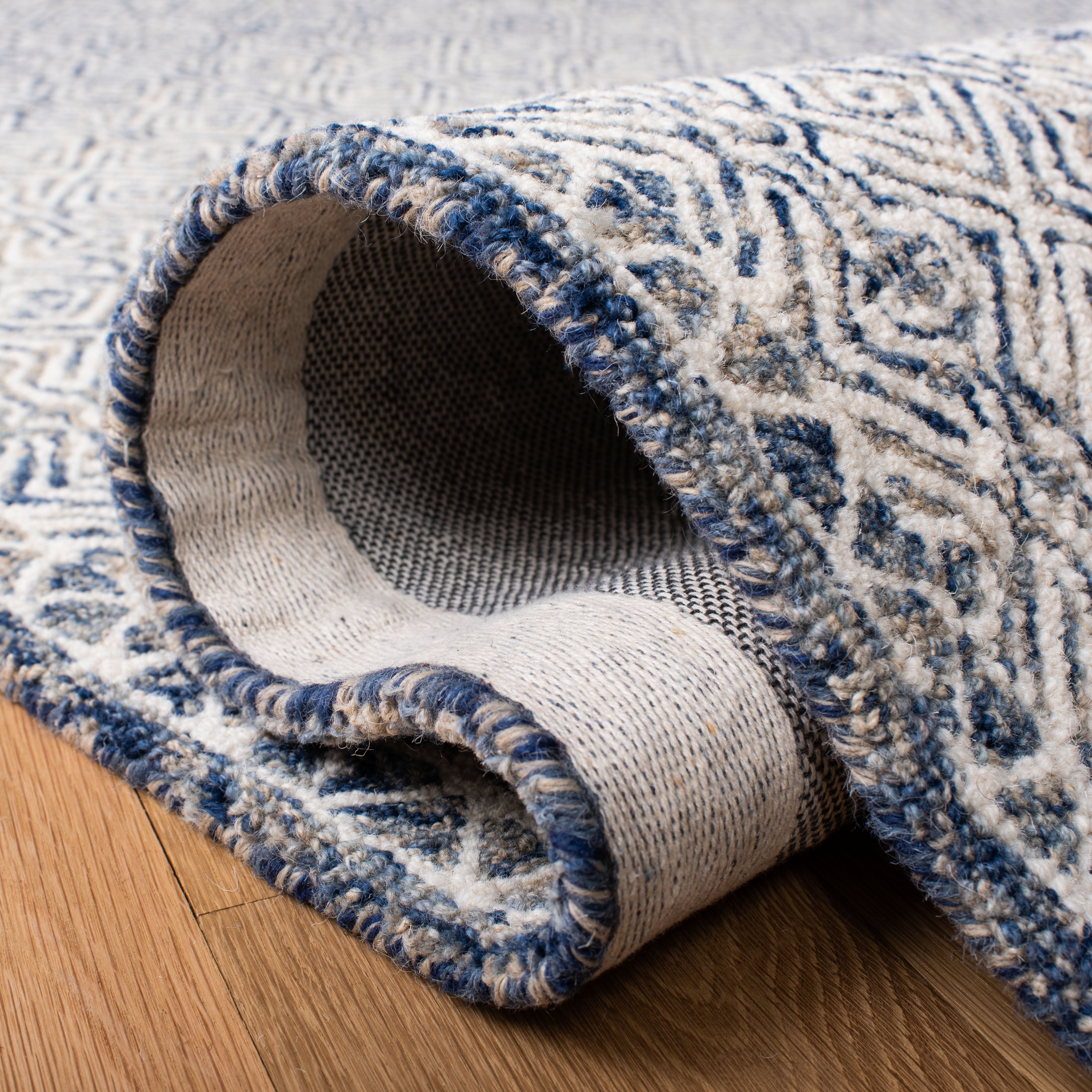 SAFAVIEH Micro-Loop Winthrop Geometric Area Rug, Navy/Ivory, 3' x 3' Square