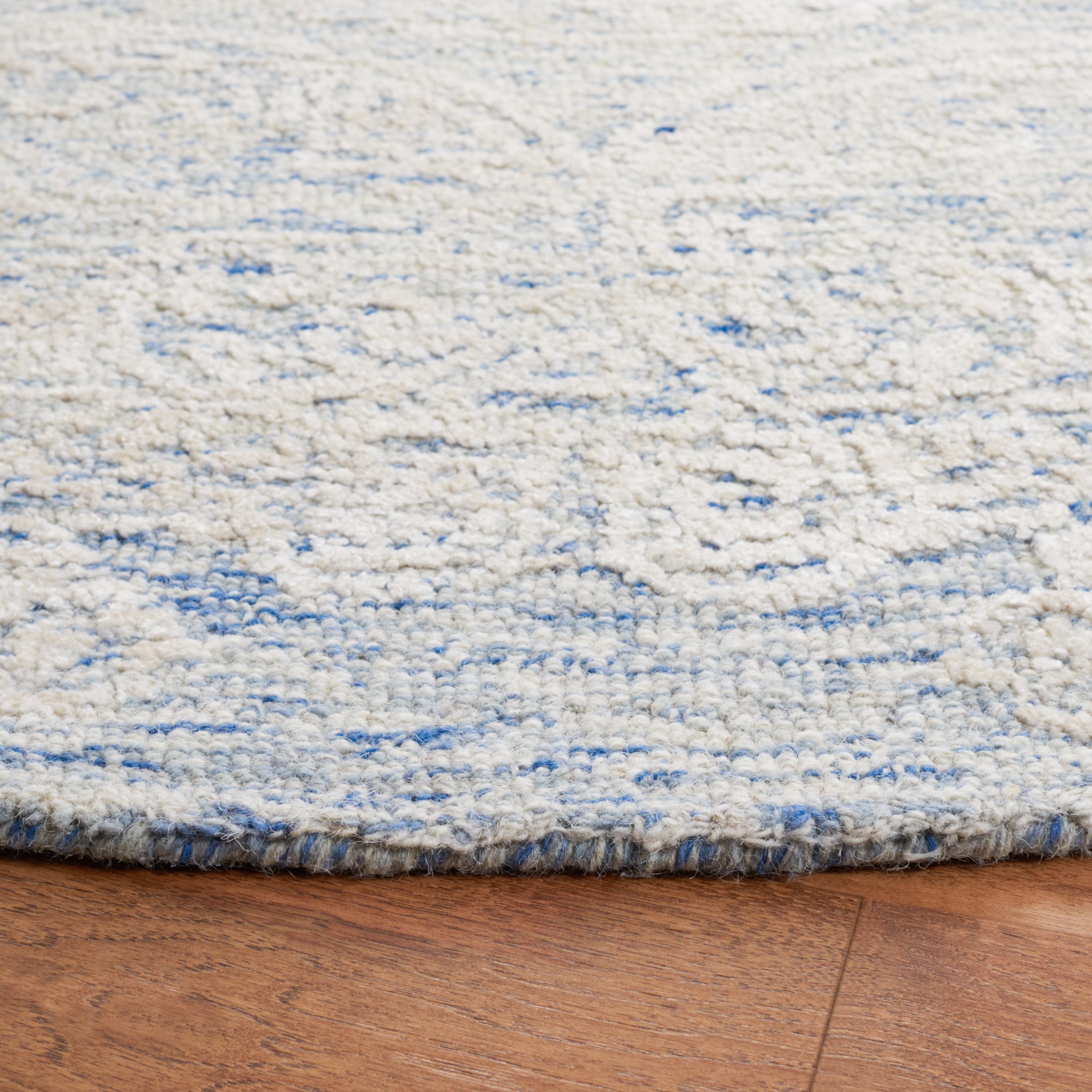 SAFAVIEH Precious Ariana Quatrefoil Area Rug, Blue/Ivory, 6' x 6' Round