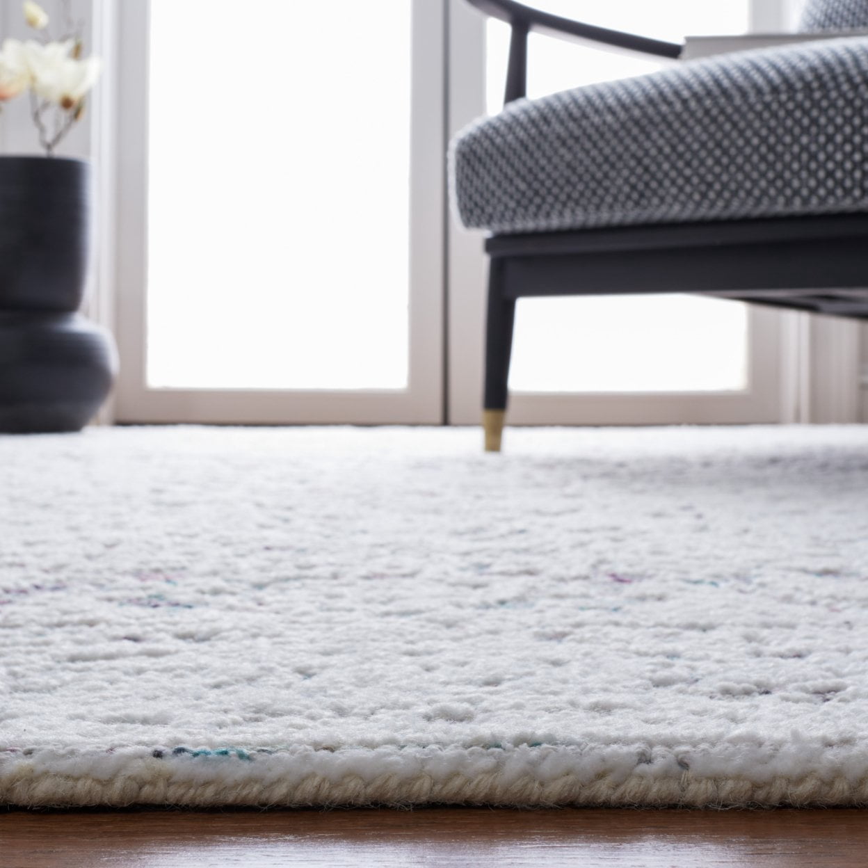 SAFAVIEH Metro Layton Medallion Area Rug, Ivory/Red, 4' x 6'