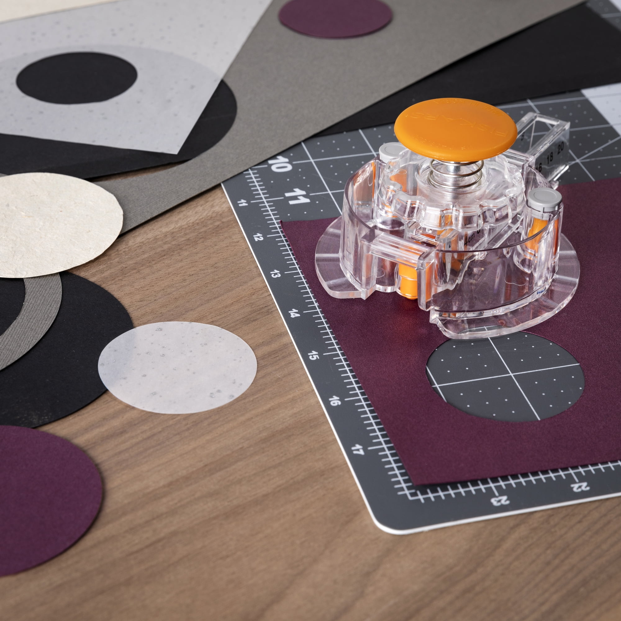 Fiskars Circle Cutter Cuts Perfect Circles Hobby Craft Rare EUC Projects