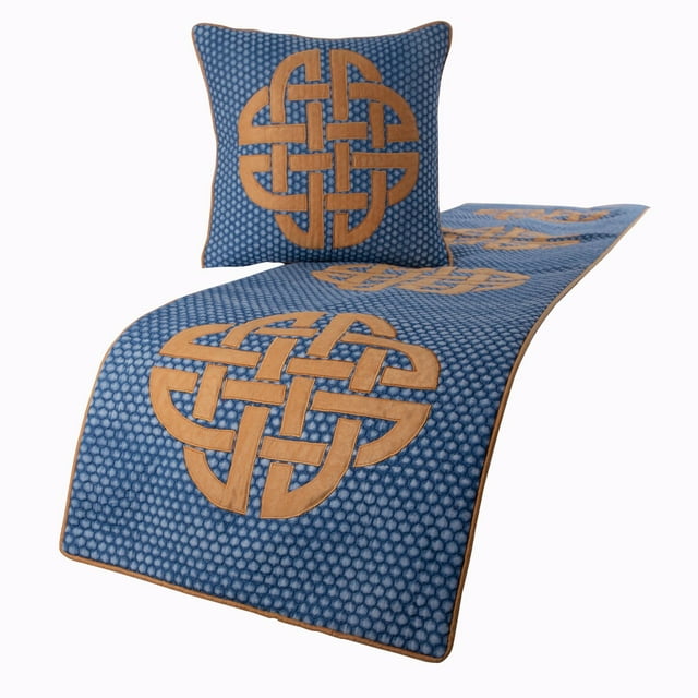 The HomeCentric Chemin de Lit Bleu Sans Housse d'Oreiller, Format Simple 53"x18 Pouces Chemin de Lit Décoratif, Foulard de Lit en Coton Bleu Matelassée, Denim Ruche avec Appliqué - Denim Love