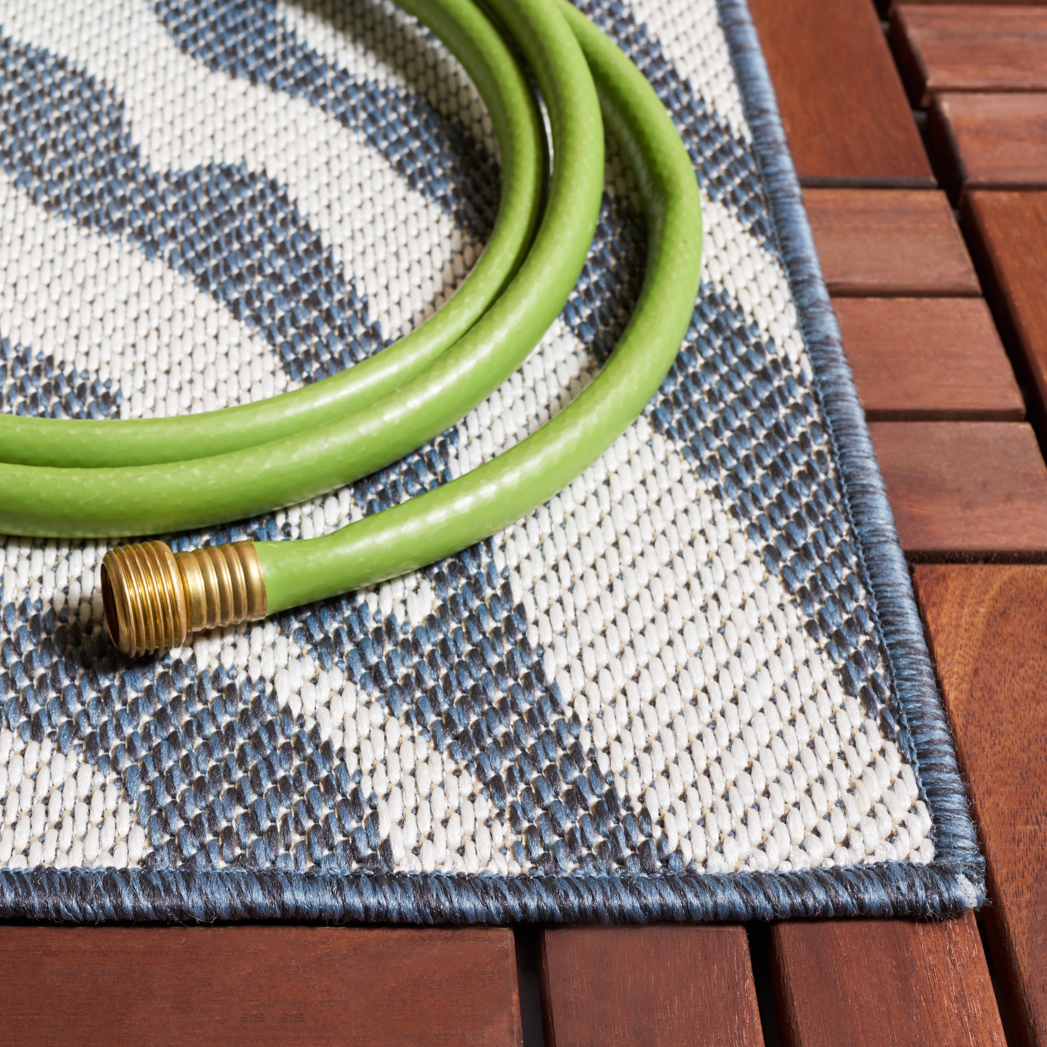 SAFAVIEH Machine Washable Rug Indoor/Outdoor Bermuda Collection - Bermuda Rada Abstract Indoor/Outdoor Area Rug, Navy/Ivory, 6'7" x 6'7" Square