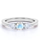 thumbnail image 1 of JeenMata Anillo de Compromiso de 1,5 Quilates con Piedra Lunar y Moissanita de Corte Redondo y Hombros Curvos en Oro Blanco de 18 K sobre Plata, 1 of 6