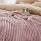 thumbnail image 4 of Manta de forro polar suave de color rosa, 230 x 230 cm, de Bedsure, 4 of 8