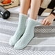 thumbnail image 3 of Calcetines de tubo medio de vellón coral de color sólido japonés para mujer, calcetines de piso de vellón de medio lado con encaje torcido, 3 of 6