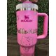 thumbnail image 4 of Vaso Stanley de 40 Oz para Hello Kitty | Botella de Agua Rosa con Diseño de Gatito "Hola" y Peonía. Envoltura Completa con Grabado Láser Personalizado. obsequios para Ella (No Incluye Lazo)., 4 of 10