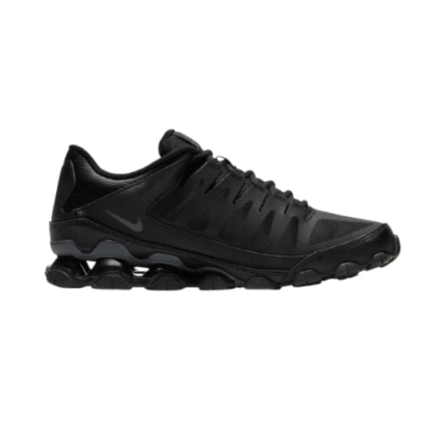 tenis nike reax 8 tr mesh total black para hombre zapatilla deportiva negra vista lateral izquierda con malla superior, entresuela segmentada Reax que aporta amortiguación eficaz según especificaciones y logo Nike en el costado; ideal para entrenamiento en gimnasio.