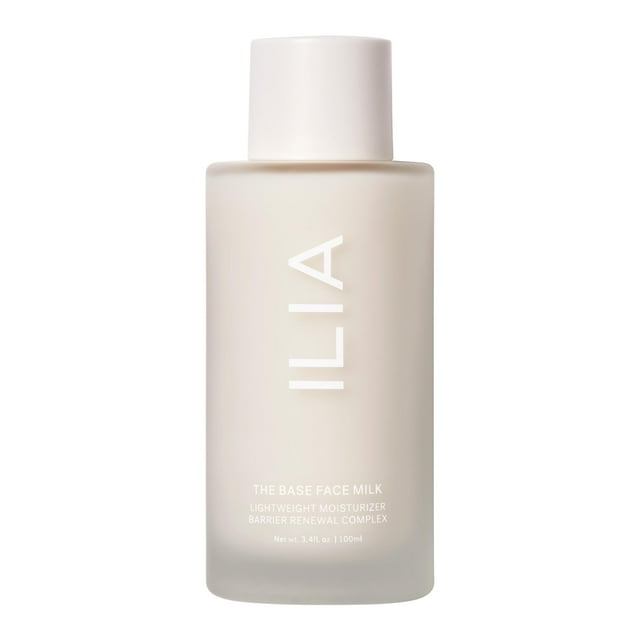 leche facial essence + crema hidratante ligera ilia the base botella frontal centrada de 3.4 fl oz, envase cilíndrico translúcido esmerilado con tapa blanca y logo ILIA vertical; etiqueta blanca con texto 'The Base Face Milk' y 'Lightweight Moisturizer' sobre fondo blanco. Formulado para hidratar con ácido hialurónico; a menudo usado como hidratante ligero o como base debajo de una crema.