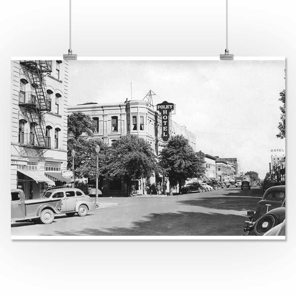 La Grande, Oregon Main Street View Photograph (16x24 Giclee Gallery