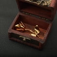 thumbnail image 4 of Broche de flor Chapado en Oro Yinane para Hombre, 4 of 8