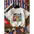 thumbnail image 1 of Camiseta de algodón para niña. Camiseta de algodón para niña con estampado de letras "Hola, primer grado" y estampado de estrellas. Cómoda e informal, cuello redondo y manga corta., 1 of 5