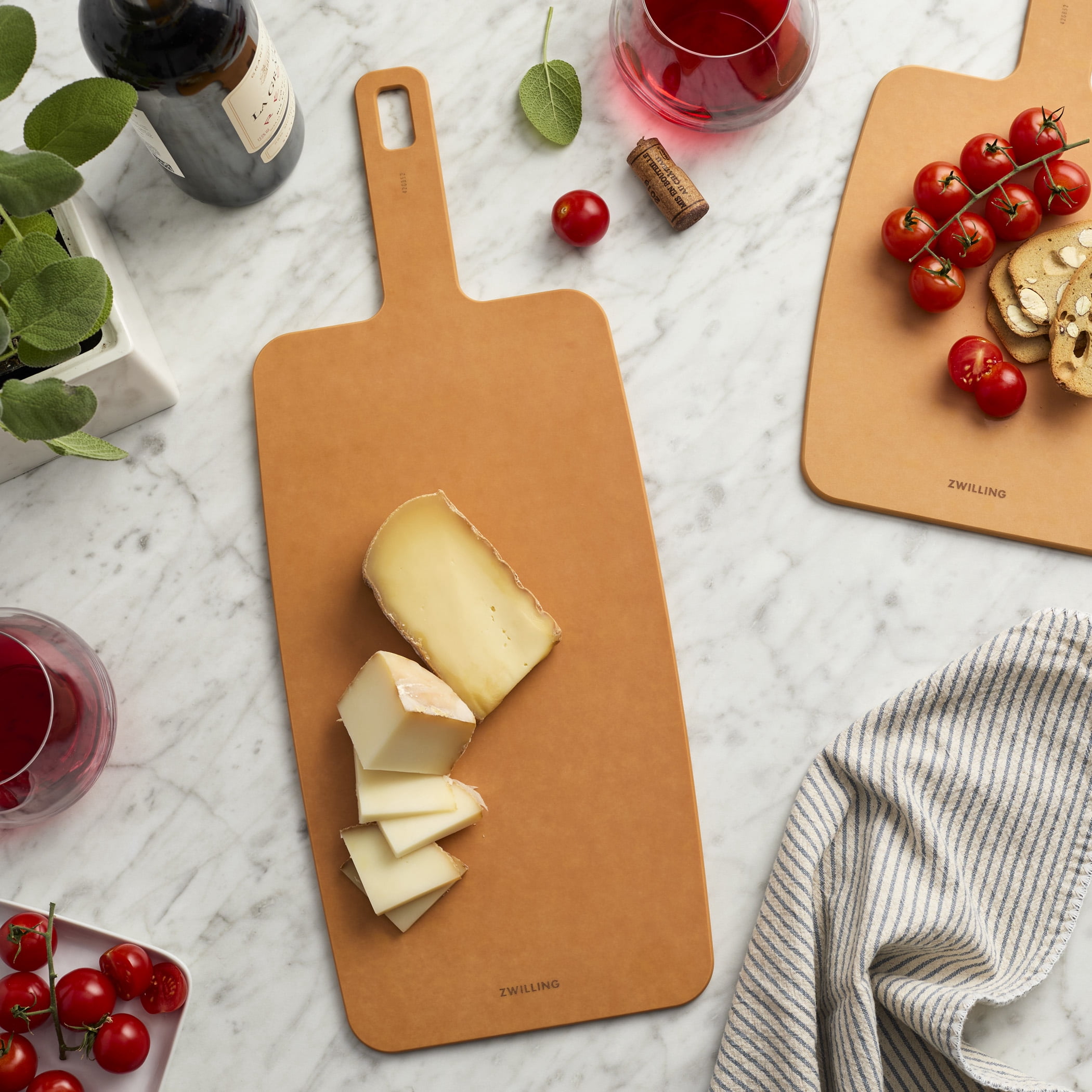 ZWILLING Plant Fiber 19-in x 7.5-in Cutting Board with Handle - Natural