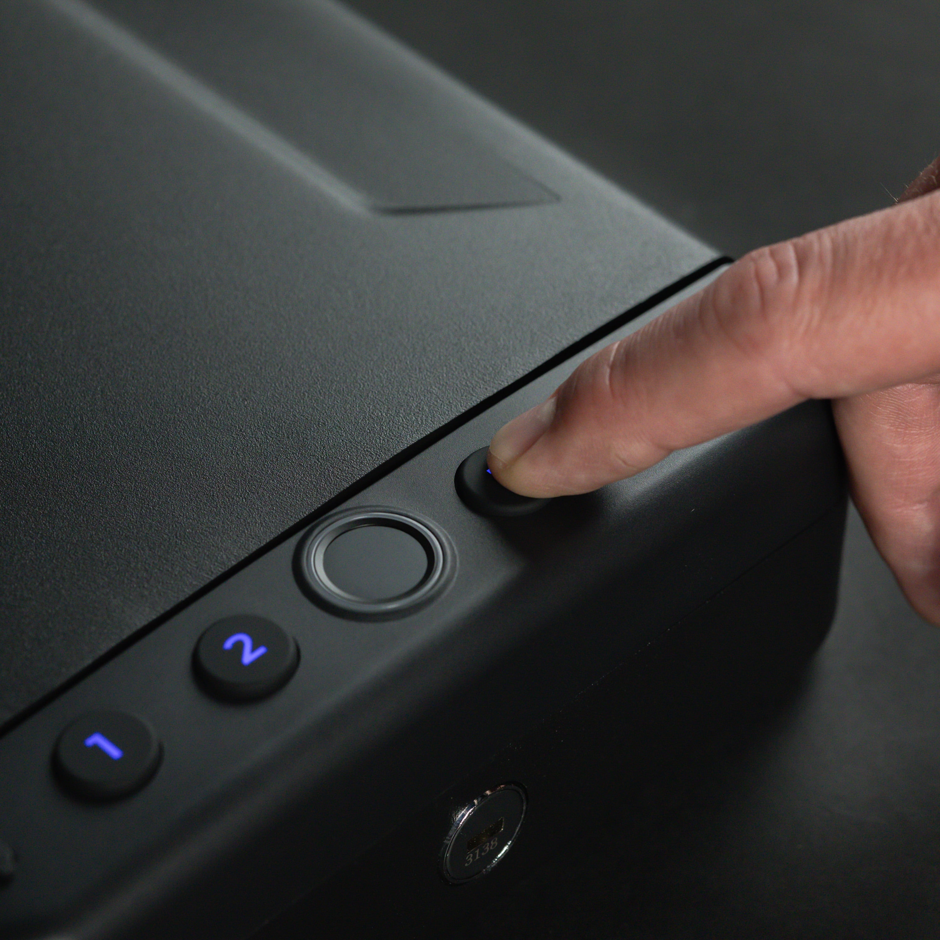 Swiss Tech Wächter 100 Portable Biometric Safe with Fingerprint, USB-C & Steel Cable