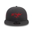 thumbnail image 2 of Manchester United - Old Trafford Gris Foncé New Era 9FIFTY Chapeau Plat à Mailles en Pointe, 2 of 4