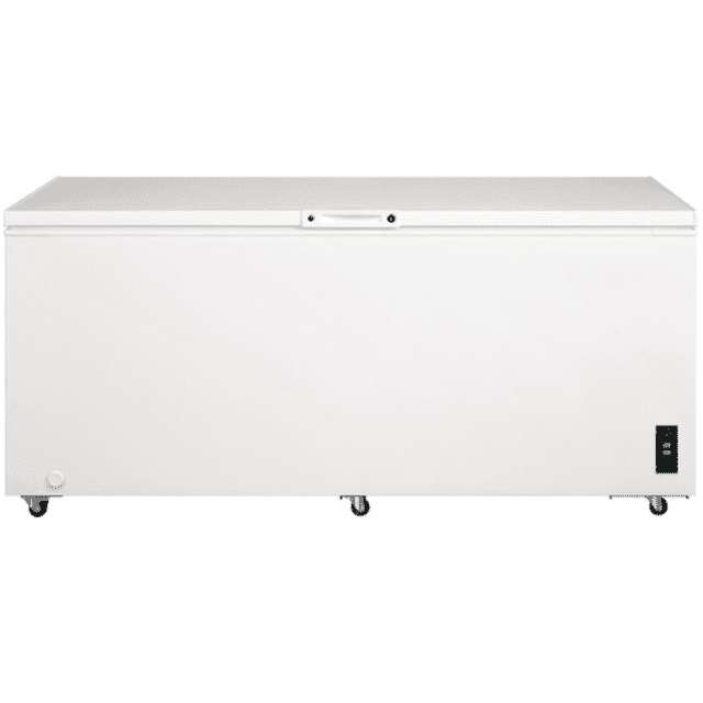 congelador horizontal frigidaire ffc20p4mvw 20 pies blanco, vista frontal centrada de la unidad blanca con tapa superior plana y manija central, ruedas visibles y panel de control digital en la esquina inferior derecha; capacidad 50 L y altura 86 cm, controles exteriores para ajustar la temperatura sin abrir la tapa; también suele usarse para almacenar congelados para eventos o compras grandes.