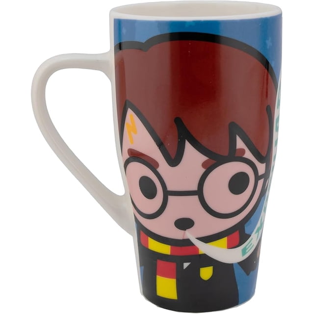 taza grande harry potter de porcelana, warner bros chibi tarro largo para bebidas calientes con asa ergonómica capacidad capacidad 600 mililitros taza de porcelana azul con ilustración chibi de Harry Potter en primer plano, detalle parcial del escudo de Hogwarts, 'Expelliarmus' impreso al frente y 'spells & charms' en reverso según especificaciones, asa ergonómica blanca, 15.5 cm de altura, 9 cm de diámetro (10.5 cm con asa), apta para microondas; opción de regalo para fans.