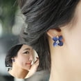 thumbnail image 4 of EeaseMX Un par de pendientes elegantes con forma de camelia, joyería de aleación con estampado floral a la moda para mujeres y niñas (azul), 4 of 7