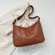 thumbnail image 4 of Bolsos de hombro de moda para mujer, elegantes y elegantes bolsos tote grandes de piel sintética estilo retro, ideales para el trabajo, viajes, negocios y como regalo para novias (marrón)., 4 of 4