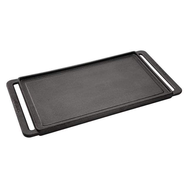 plancha reversible cuisinart hierro fundido acanalada y lisa, vista 3/4 frontal, plancha rectangular de hierro fundido negro con lado liso visible, asas integradas en ambos extremos y bordes levemente elevados, superficie de cocción de 15.7 x 9 pulgadas según especificaciones, textura mate visible propia del hierro fundido; ideal para sellar carnes y cocinar desayunos, y a menudo usada también para porciones pequeñas en estufas domésticas.