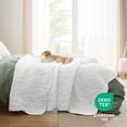 thumbnail image 4 of Juego de ropa de cama prelavada Quilt Bedsure, tamaño queen, blanco, con 2 fundas, 4 of 9