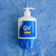 thumbnail image 3 of Botella dosificadora de crema Qv de 500 g (fabricada en Australia) de QV, 3 of 4
