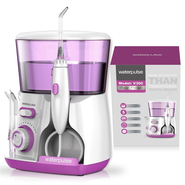 waterpulse irrigador bucal eléctrico limpiador de dientes, palillo para hilo dental, color rosa Vista frontal a 3/4 del irrigador bucal WaterPulse rosa con tanque translúcido de 800 ml, mango vertical blanco con botón rosa y boquilla colocada; perilla giratoria frontal para 10 niveles de presión (20–120 PSI), base blanca y rosa con alojamiento para 5 boquillas intercambiables y raspador de lengua visibles; fondo blanco de estudio. Indicado para limpiar la línea de las encías, coronas, espacios entre dientes y aparatos ortopédicos; también suele usarse para enjuagar restos después del cepillado.