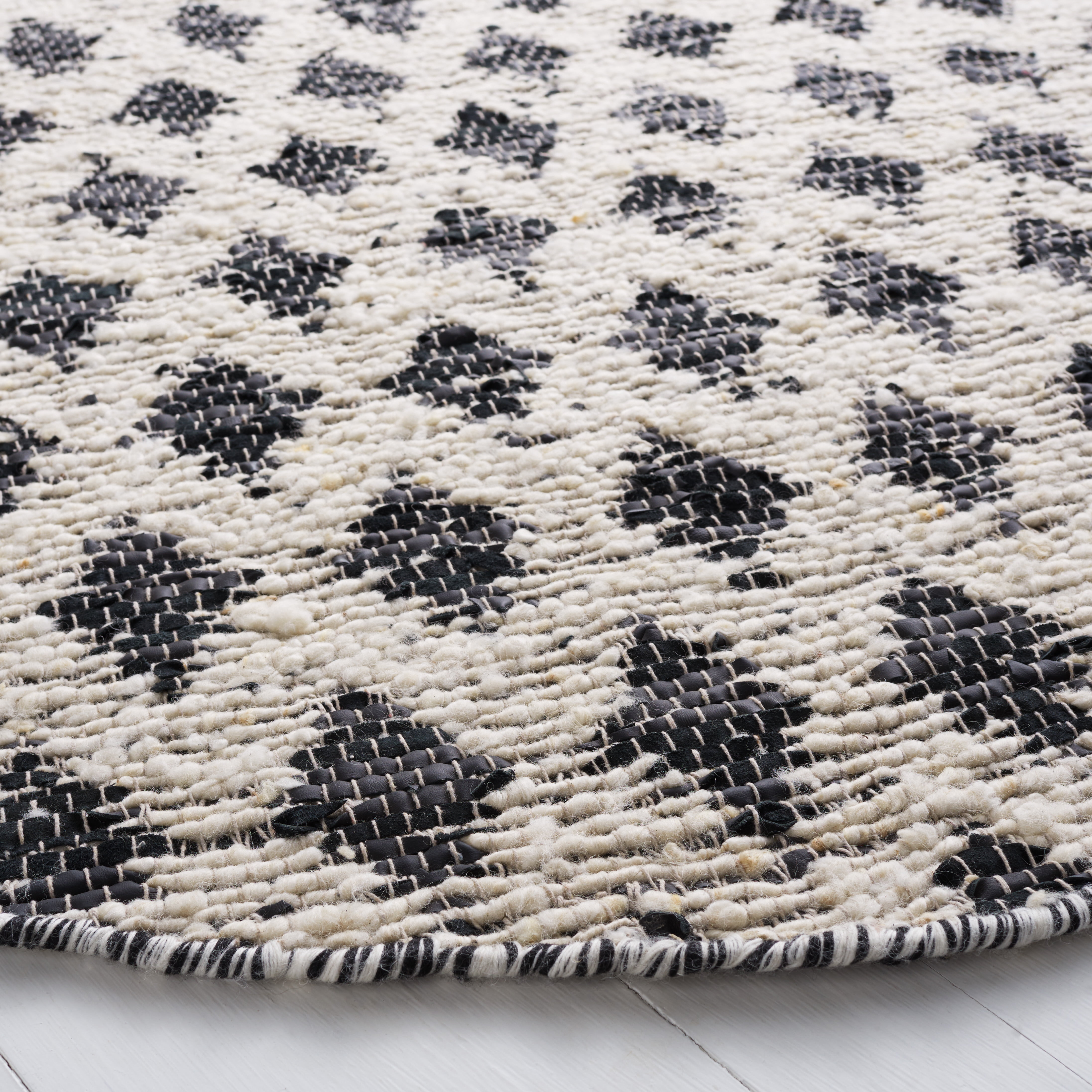 SAFAVIEH Natura Duncan Diamond Area Rug, Beige/Black, 6' x 6' Round