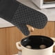 thumbnail image 5 of Juego de 4 manoplas y agarraderas para horno | Resistentes al calor hasta 260 °C | Guantes de silicona antideslizantes | Guantes de cocina protectores largos de 32 cm con soporte para ollas |, 5 of 5