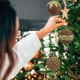 thumbnail image 1 of Adornos navideños, regalos navideños, bolas navideñas flocadas de 8 cm, bolas colgantes de plástico con purpurina, juego de doce bolas decorativas para árbol de Navidad., 1 of 6