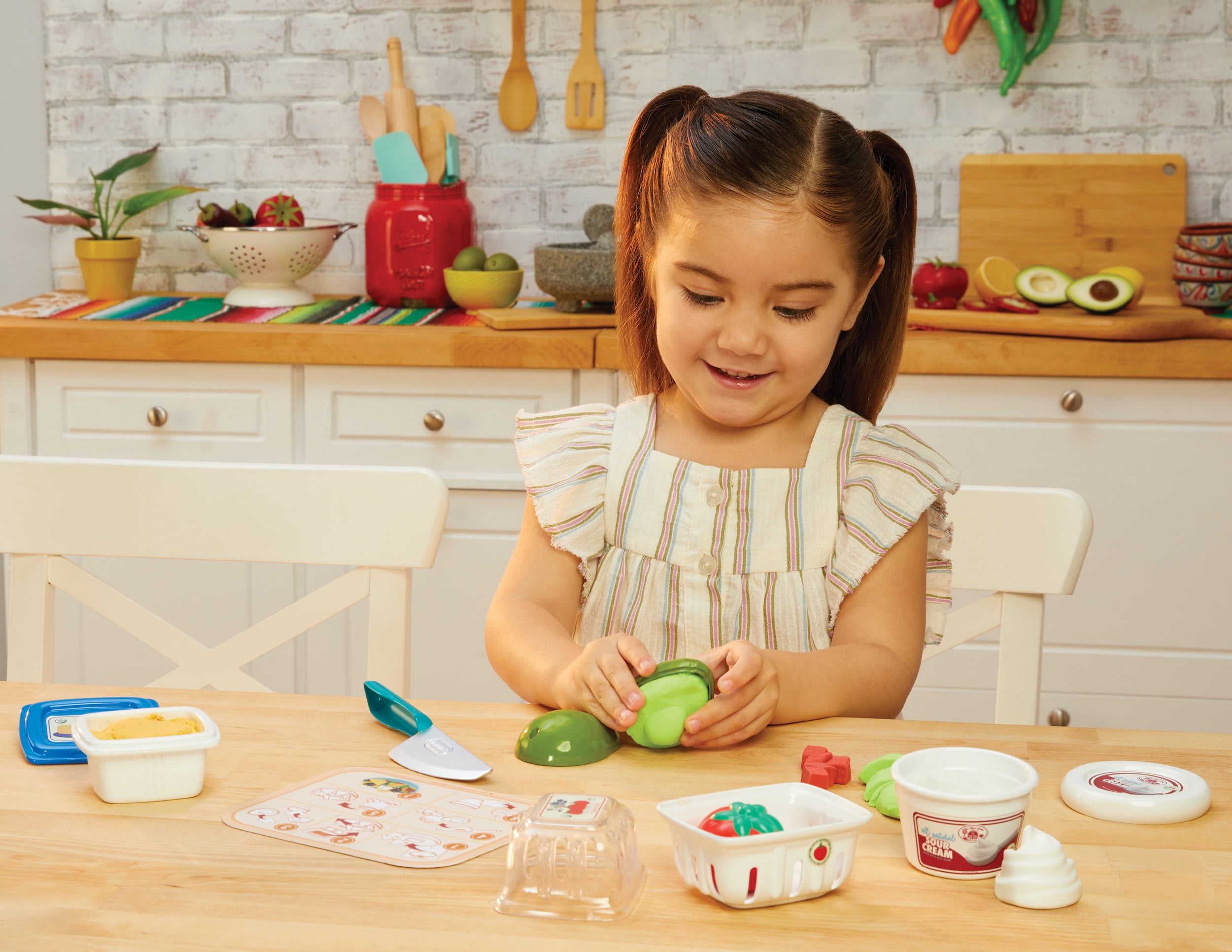 Little Tikes Creative Chefs Nacho Kit with Make-It Mix Play Sand, 22 Accessories, Realistic Pretend Play Nachos Maker, Boys, Girls, Ages 3+