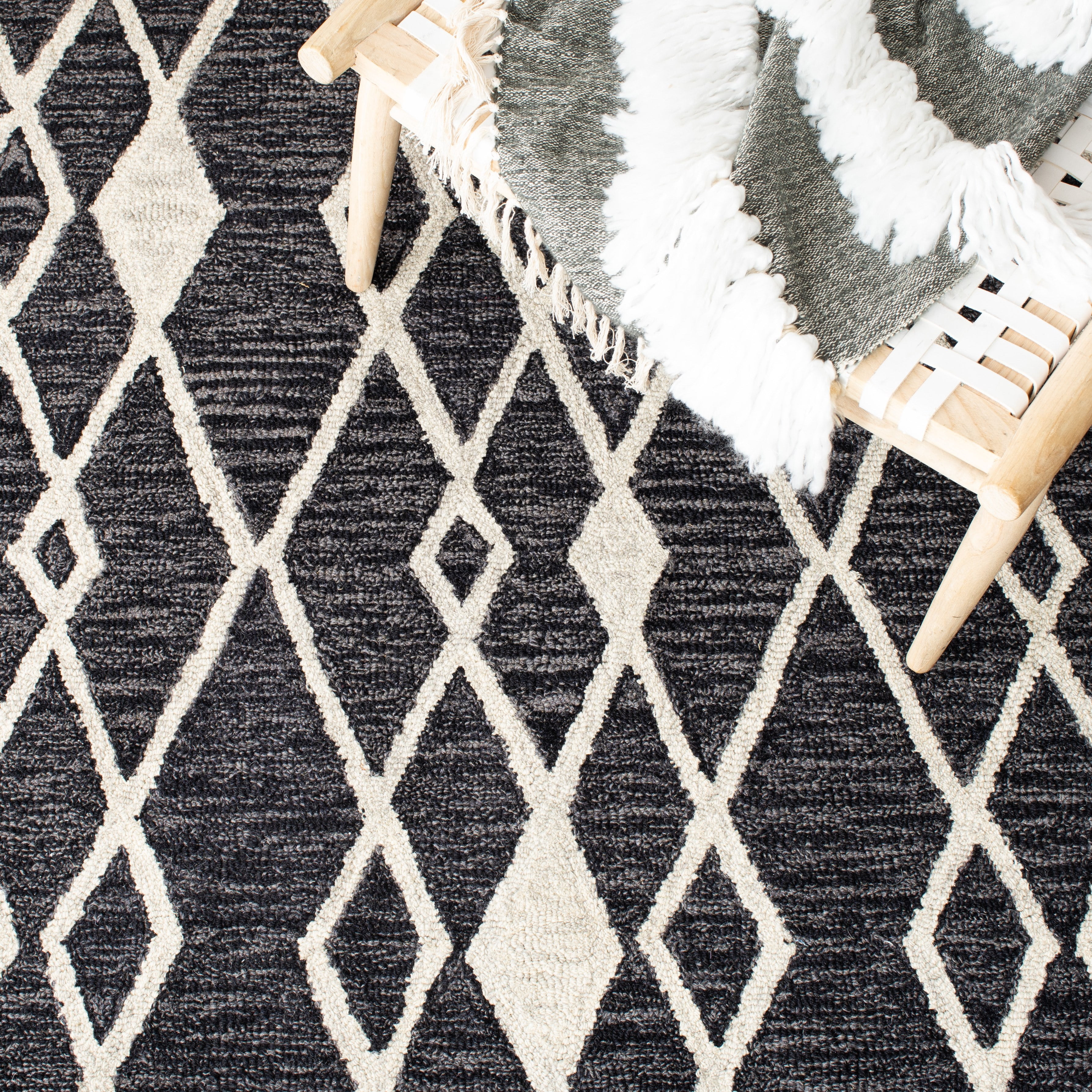 SAFAVIEH Micro-Loop Donella Geometric Wool Area Rug, Charcoal/Ivory, 2'6" x 5'
