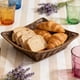 thumbnail image 5 of Cesta de mimbre de plástico para aperitivos de pan y fruta | Bandeja de almacenamiento tejida de ratán de imitación | Organizador de plástico ligero y duradero | Marrón Amarillo | 8,86x8,86x1,77 in, 5 of 6