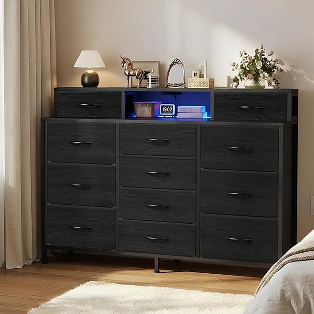 Cómoda Negra de 12 Cajones con Estación de Carga y Luz LED - Cajonera Ancha para TV de 55", Mueble Organizador de Ropa y Recámara Estilo Industrial con Enchufes (Negro)
