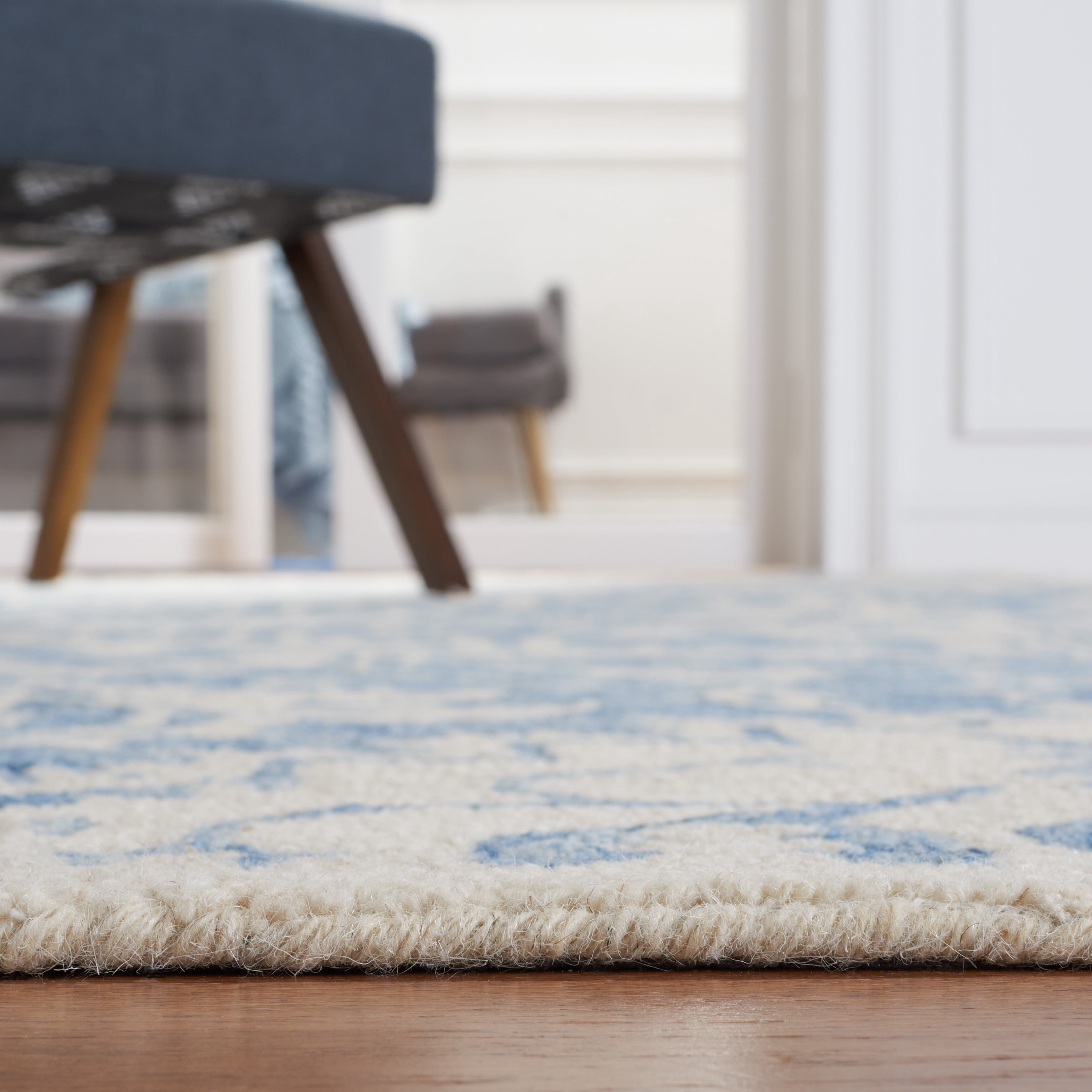 SAFAVIEH Metro Webster Medallion Area Rug, Blue/Ivory, 8' x 10'