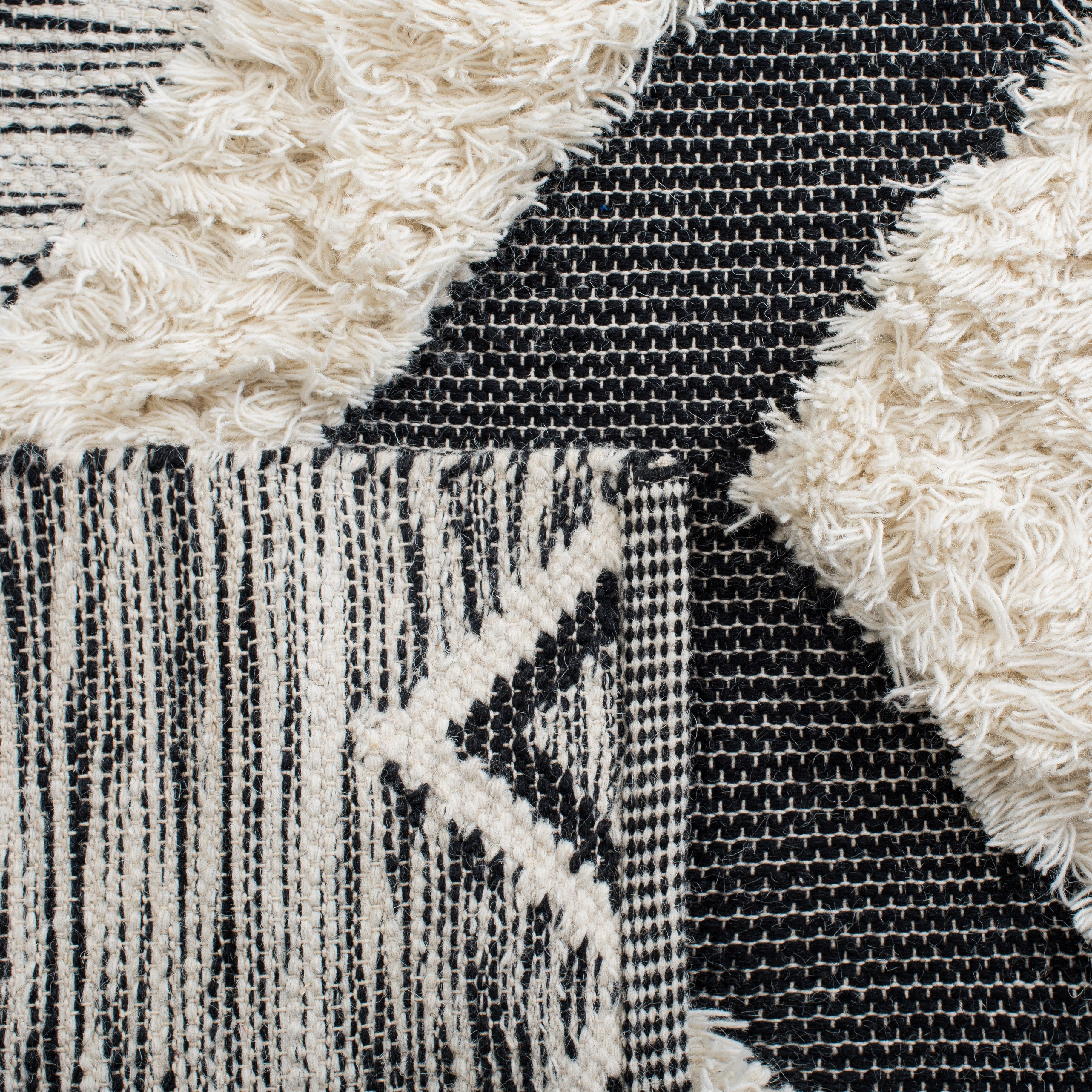 SAFAVIEH Kenya Sebastian Southwestern Area Rug, Ivory/Black, 6' x 9'