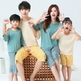 thumbnail image 2 of Una familia de cuatro padres e hijos usan ropa de hogar modal con aire acondicionado, pijama de pantalones cortos a cuadros de manga tres cuartos para niños medianos y grandes., 2 of 6