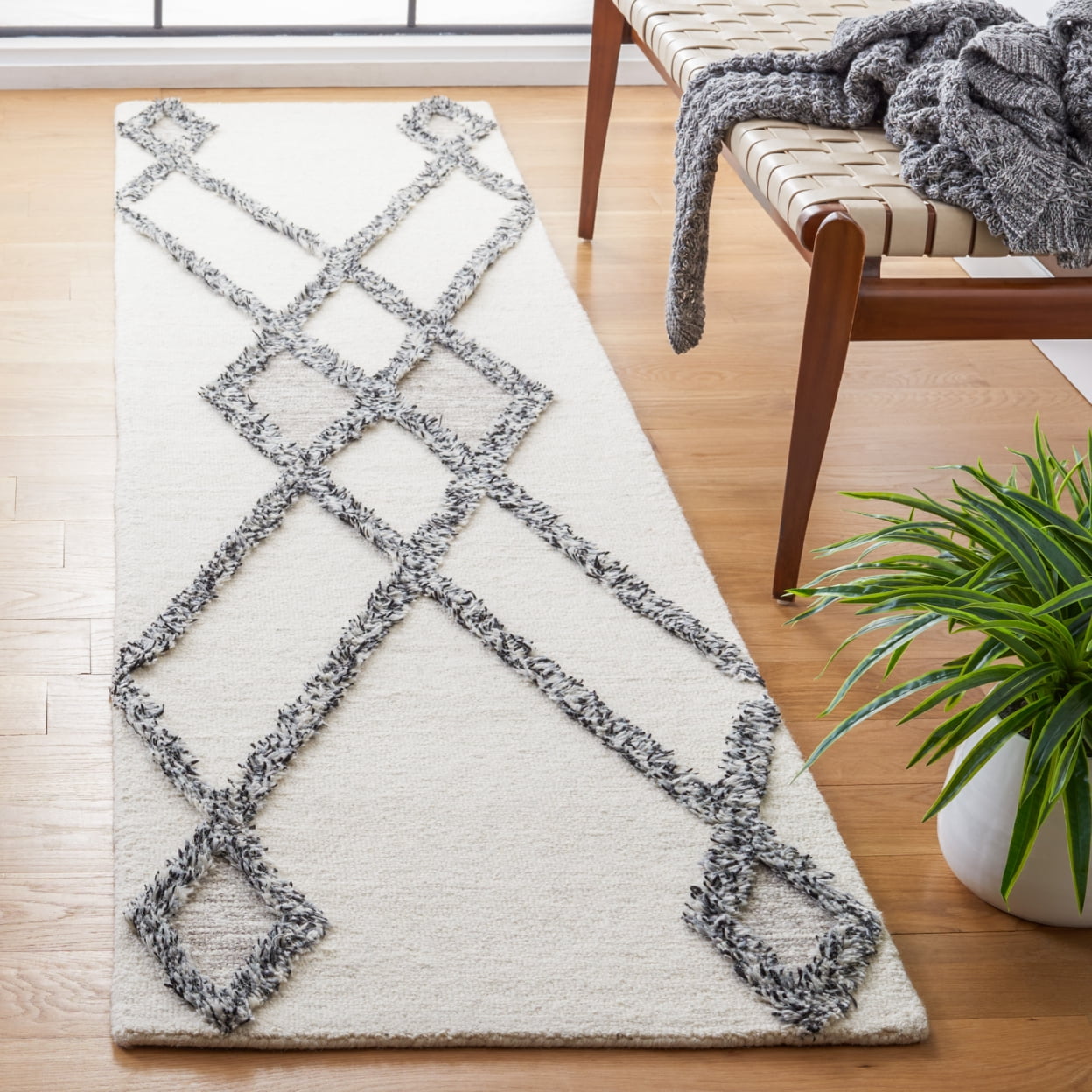 SAFAVIEH Casablanca Everitt Diamond Area Rug, Ivory/Black, 6' x 9'
