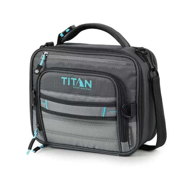 lonchera térmica expandible con dos recipientes con tapas y 2 ice wall para mantener frescos los alimentos Titan Deep Freeze gris; vista frontal 3/4 con asa superior y correa, logo Titan en panel frontal, cremalleras y bolsillos organizadores, medidas 26.6 x 15.8 x 20.6 cm, interior a prueba de fugas y fácil de limpiar con protección antimicrobiana; ideal para el lunch diario y adecuada para llevar snacks en viajes cortos.