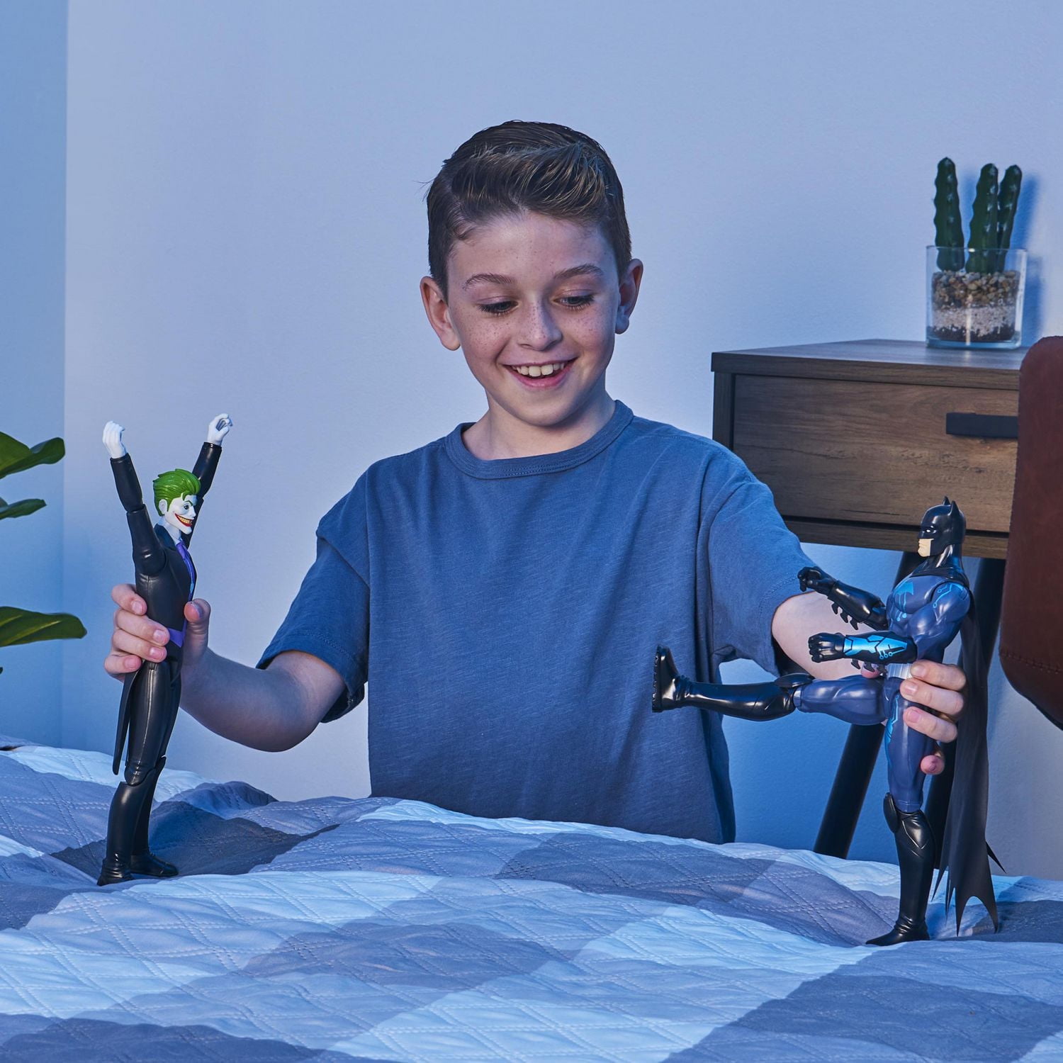 Batman, Figurine articulée Bat-Tech Batman de 30,5 cm (costume noir/bleu), pour les garçons à partir de 3 ans