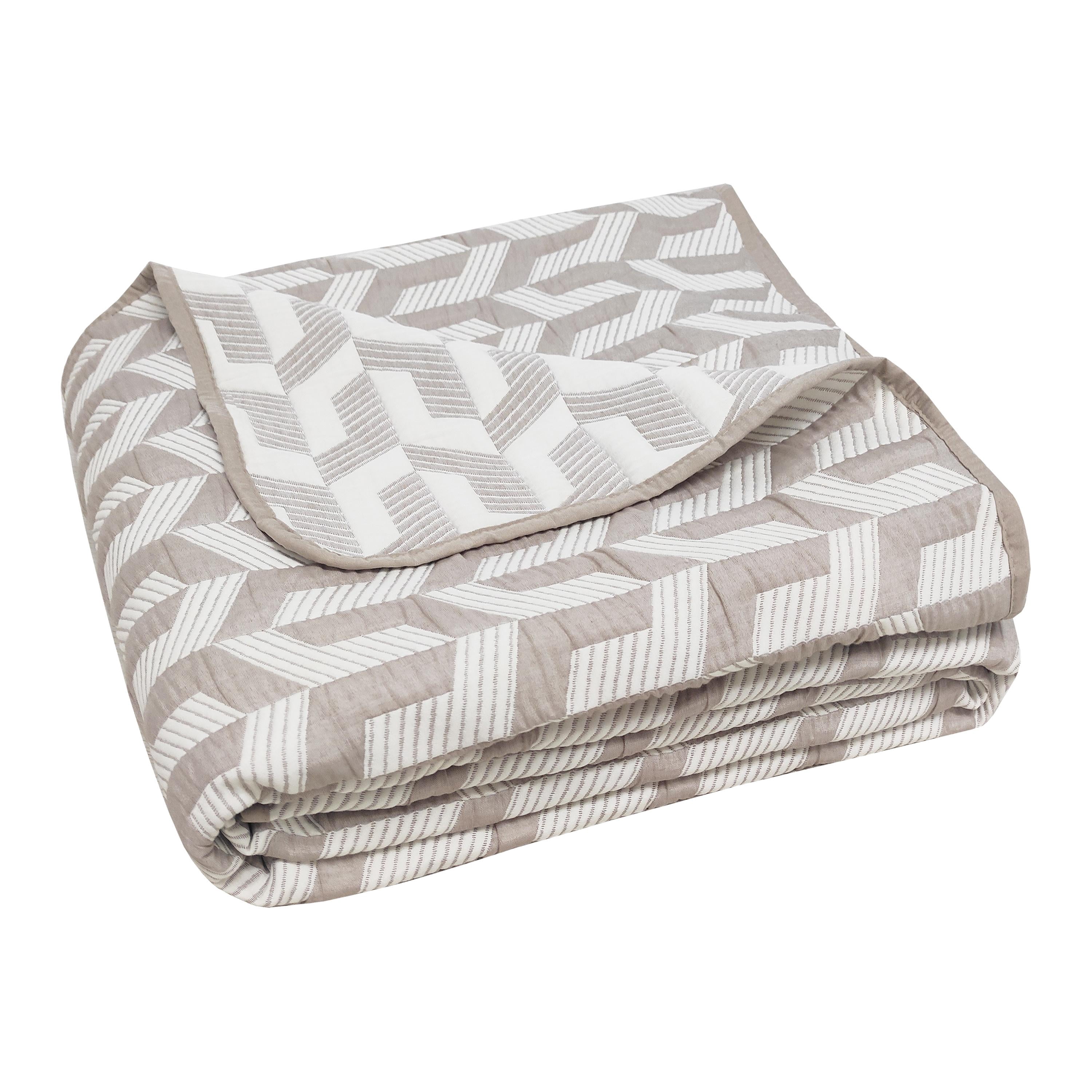 Torino Geo Taupe 3-Piece Soft Woven Matelasse Reversible Jacquard Cotton Blend Quilt Set - King