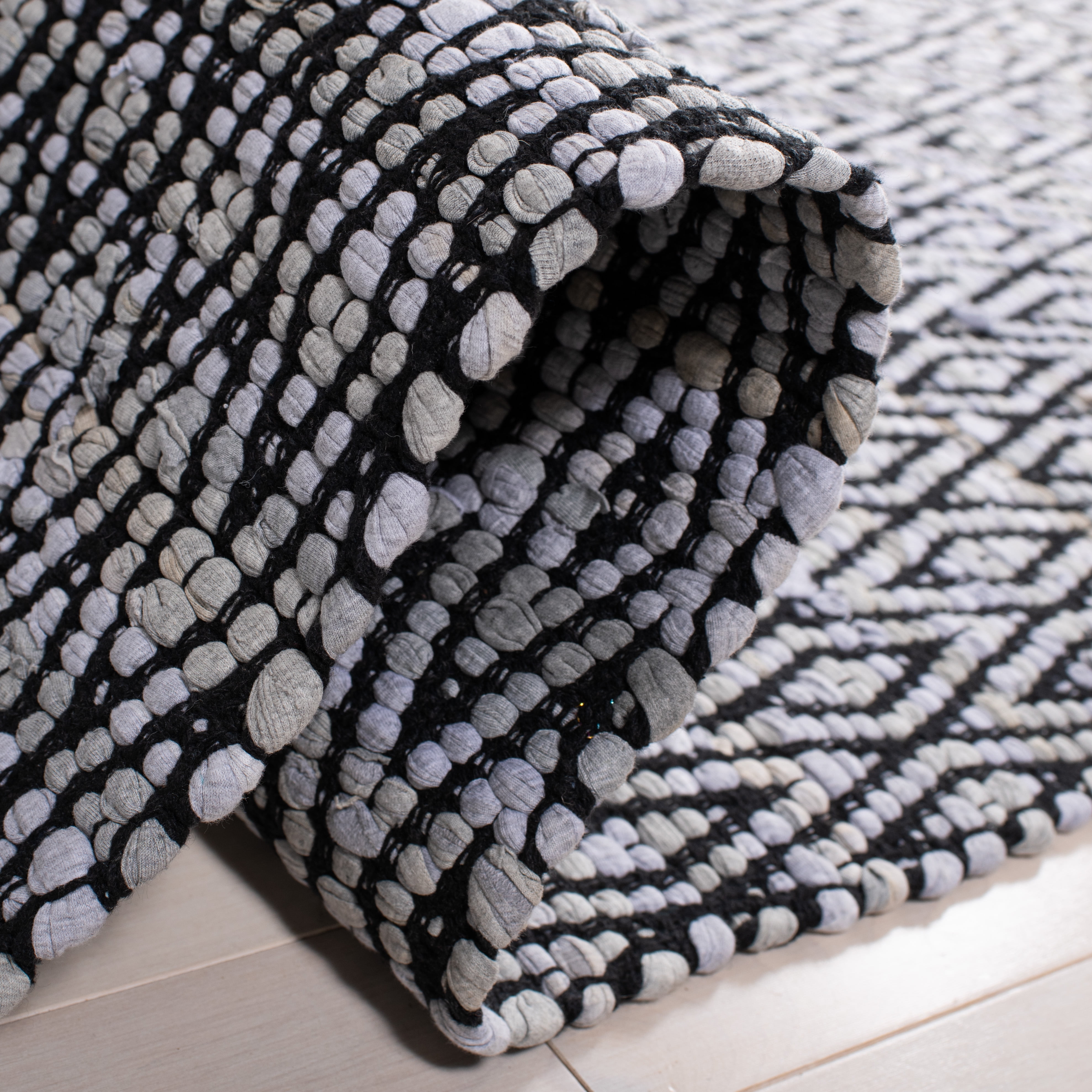 SAFAVIEH Montauk Carina Diamond Area Rug, Grey/Black, 6' x 6' Square