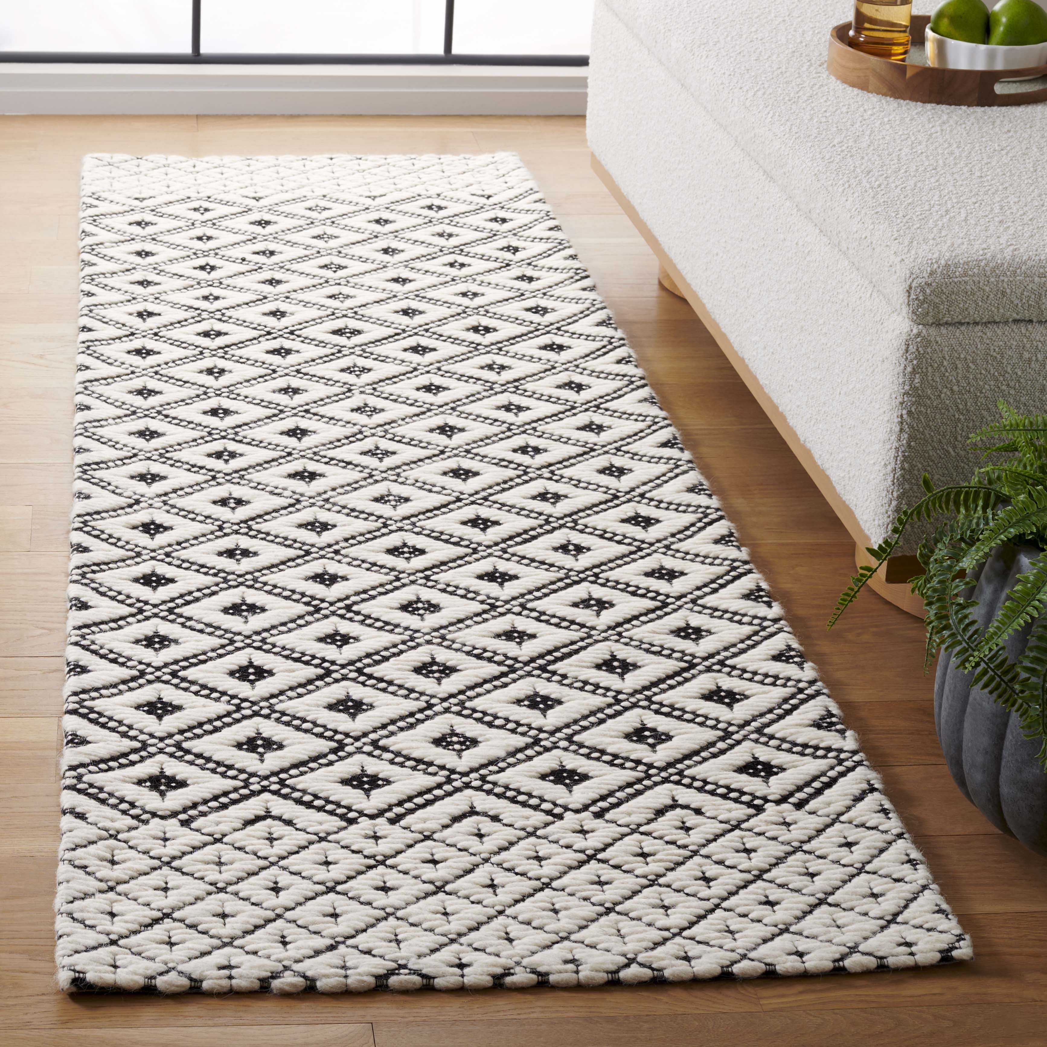 SAFAVIEH Marbella Mervyn Diamond Runner Rug, Black/Ivory, 2'6" x 8'