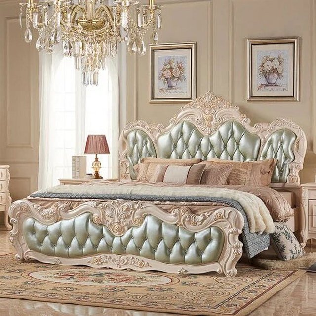 wood fancy bed frames queen mattress headboard master bedroom twin king size bed modern luxury cama matrimonial hotel furniture Azul by My Lux Decor, vista frontal centrada de cama queen con cabecero y pie capitoné en azul verdoso, marco de madera tallada con molduras ornamentales, colchón con ropa de cama y cojines; ambientación clásica con lámpara de araña y mesitas.