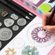 thumbnail image 1 of Juego de reglas de juguetes de dibujo de espirógrafo de 22 Uds., engranajes entrelazados y ruedas, accesorios de dibujo, reglas educativas creativas ShuxiuWang 8390606544636, 1 of 1