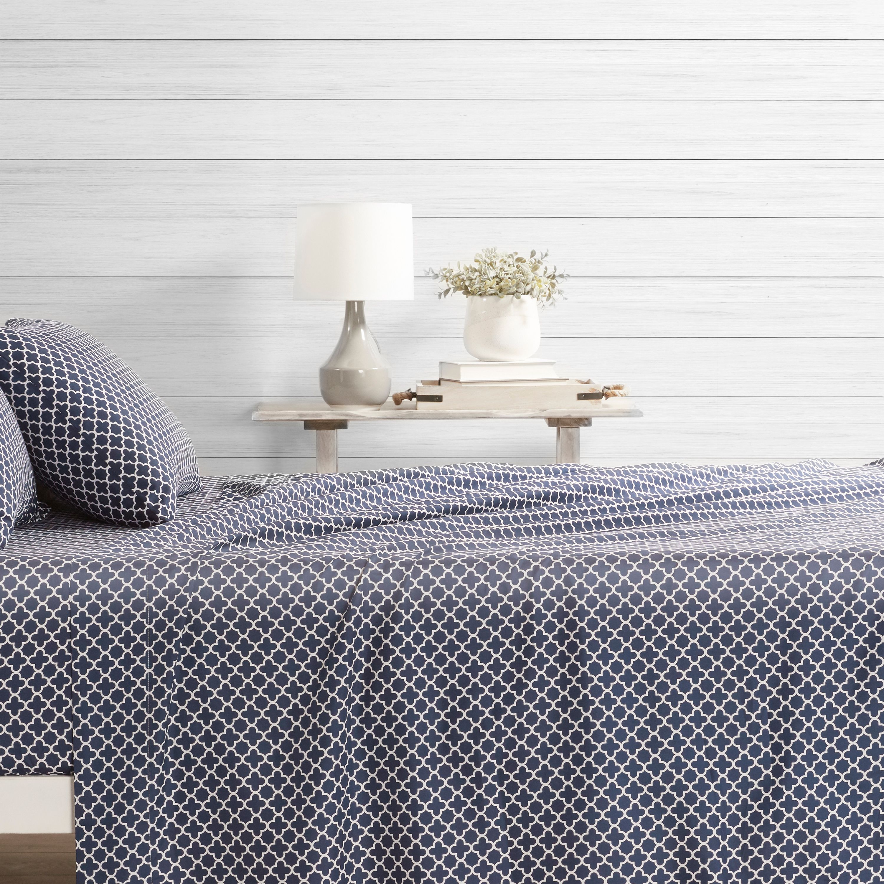 Noble Linens 4 Piece Pattern Microfiber Bed Sheets Set, Navy Quadrafoil, King